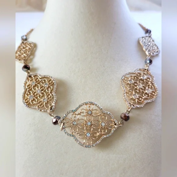 Lonna & Lilly | NWT Gold Tone Filigree Crystal Quatrefoil Necklace - Picture 4 of 9